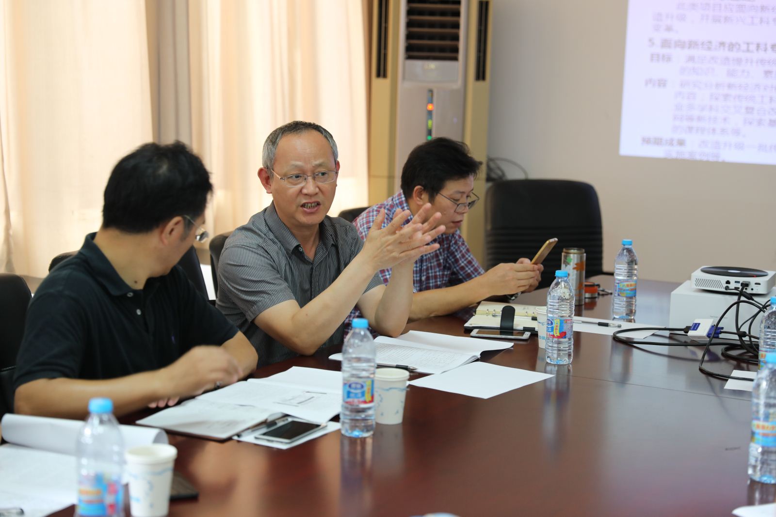 计软学院嵌入式软件与系统系“教育部新工科项目”申请研讨会召开