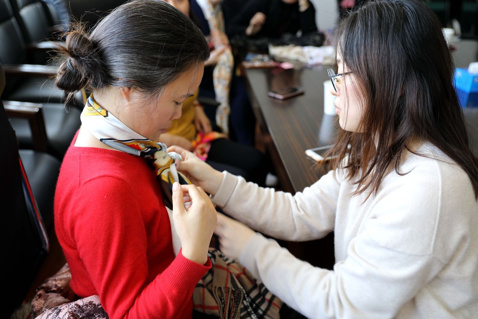 丝巾魔法秀点亮你的美