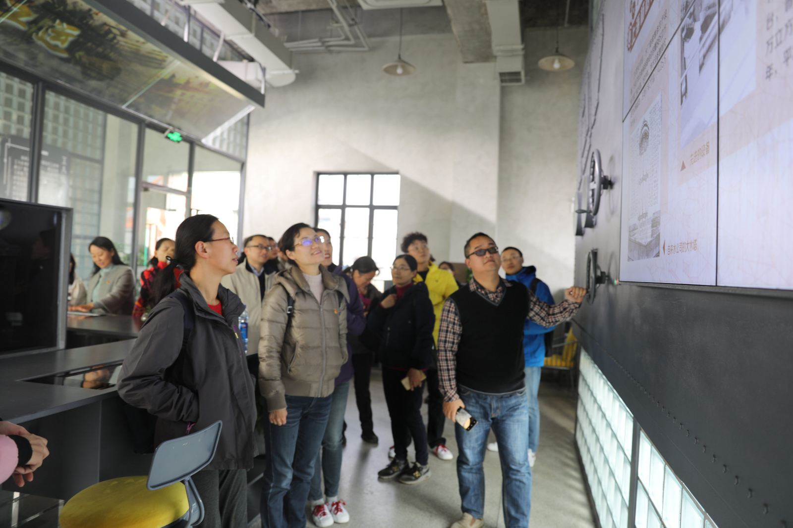 ​德赢官网Vwin部门工会组织教职工健步走活动