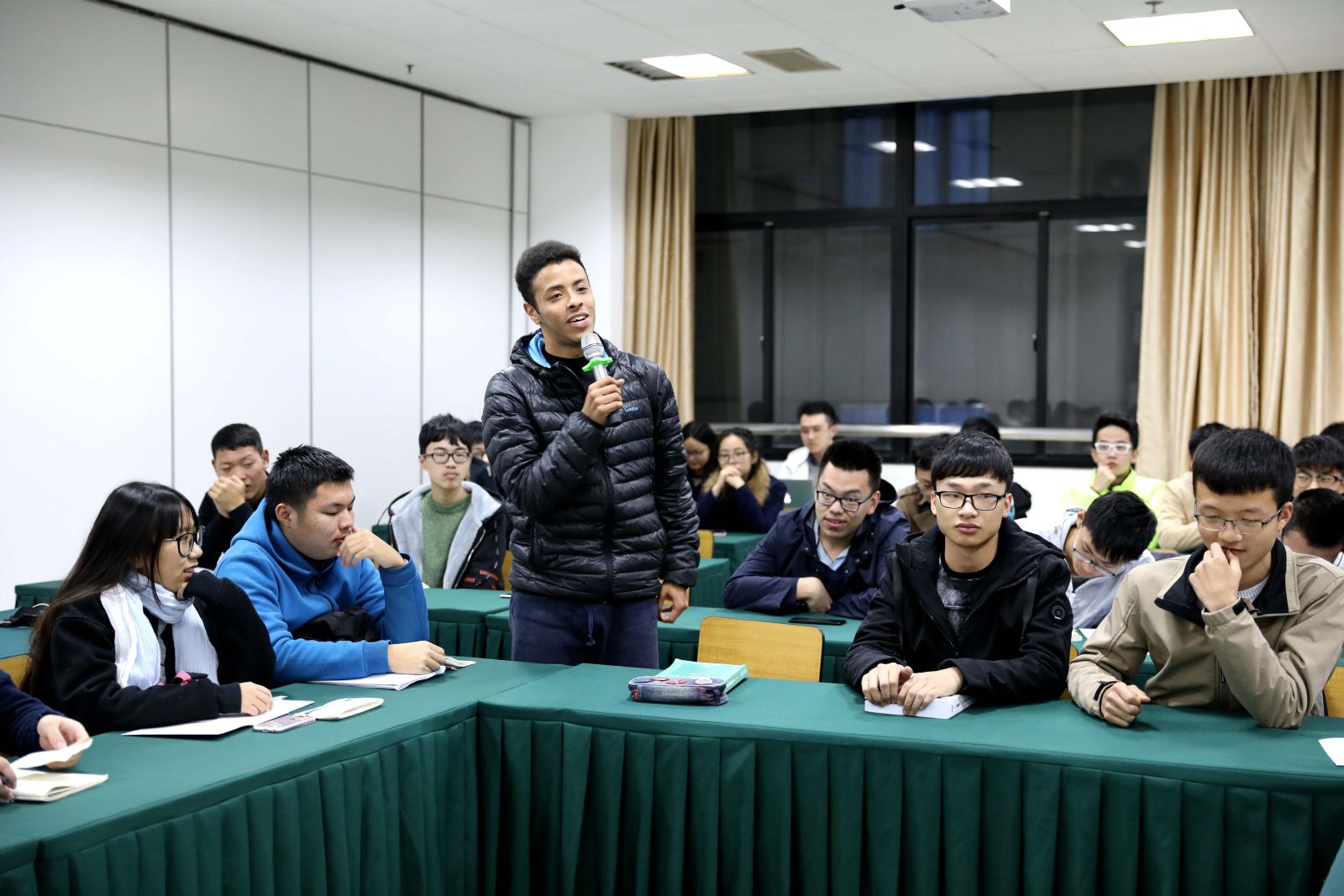 师生沟通 携手共进——计算机科学与德赢官网Vwin召开2017级本科新生座谈会