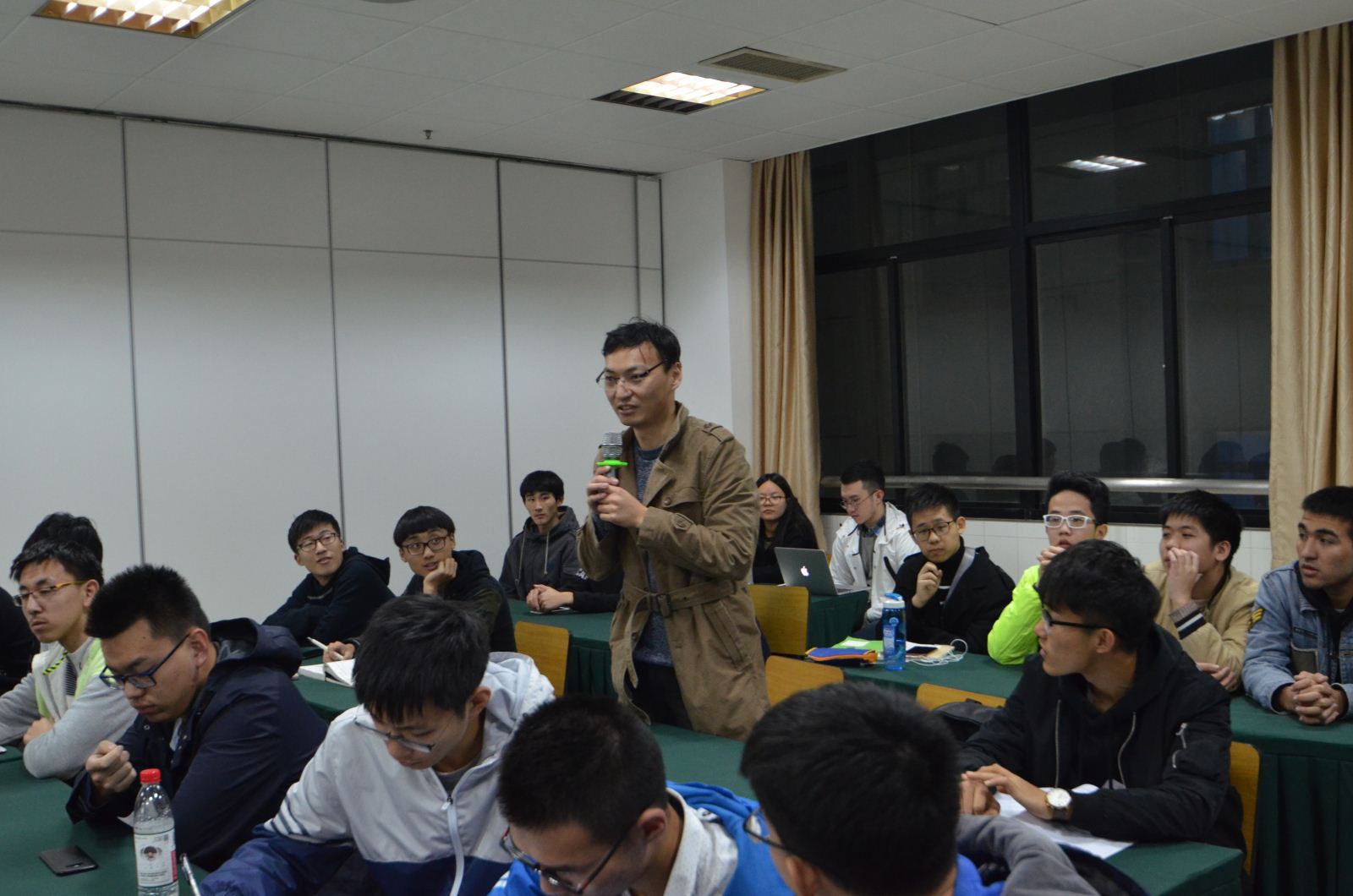 师生沟通 携手共进——计算机科学与德赢官网Vwin召开2017级本科新生座谈会